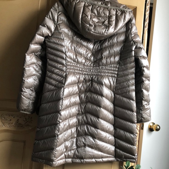 Women's Metallic Puffer Coat - Picture 3 of 8